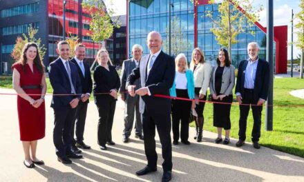 Lord Hague cuts the ribbon on Oxford North